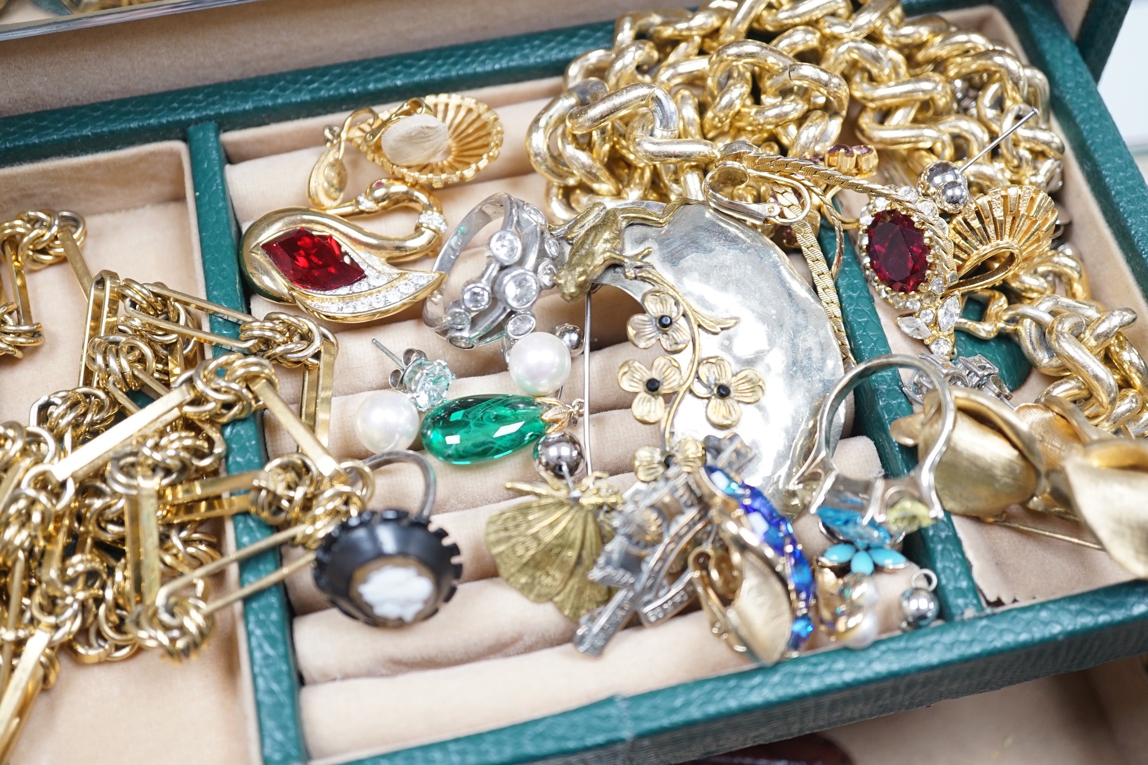 A quantity of assorted costume jewellery.